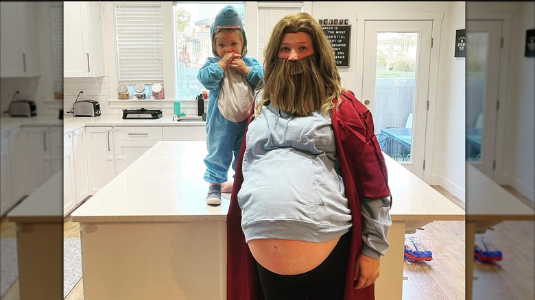 Mykelti Brown affiche un baby bump à Halloween