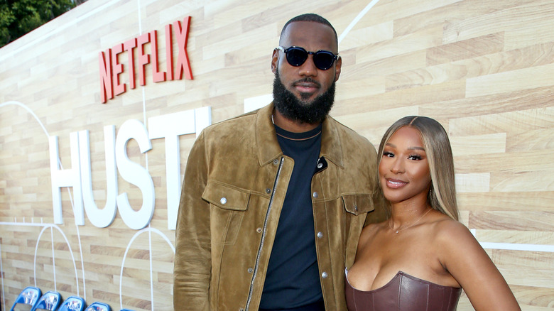 LeBron James et Savannah James à la première de Hustle