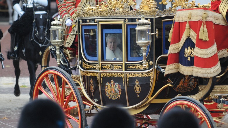 La reine Elizabeth chevauchant le carrosse d'or