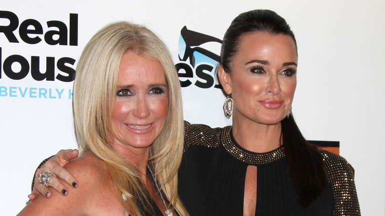 Kyle et Kim Richards posent ensemble lors de la première de 