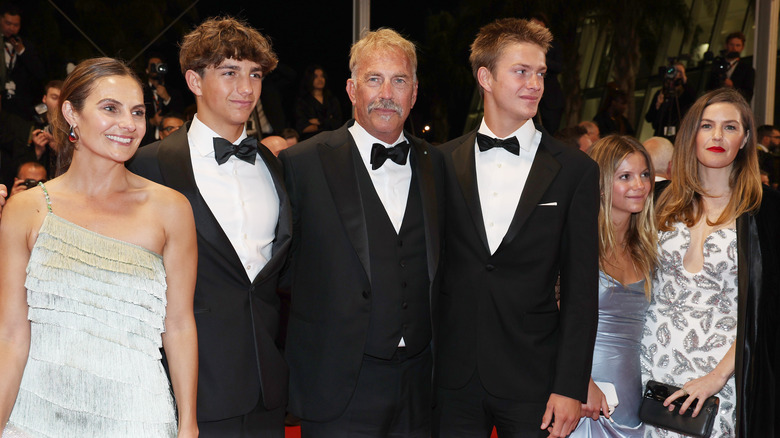 Kevin Costner avec ses enfants souriants