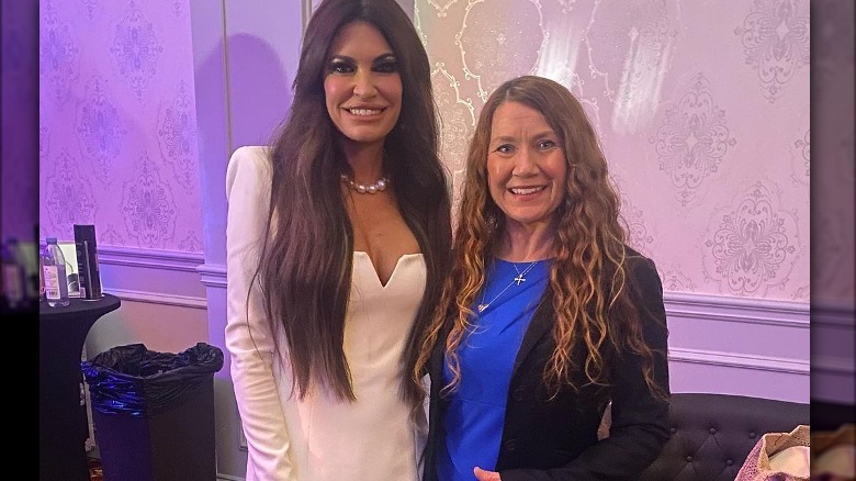 Kimberly Guilfoyle posant avec le délégué de Trump