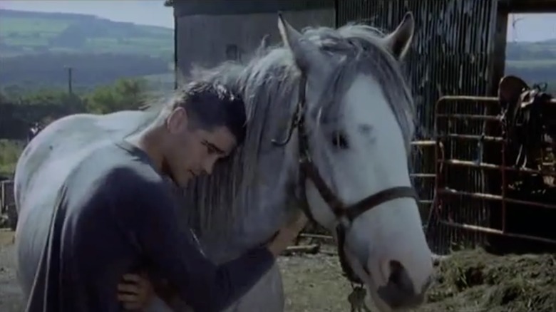 Colin Farrell serrant un cheval dans ses bras dans une scène de Ballykissangel