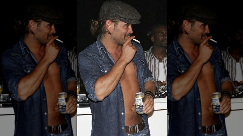 Colin Farrell fumant une cigarette et buvant une bière