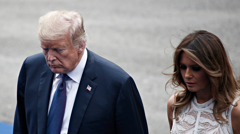 Donald et Melania Trump marchant