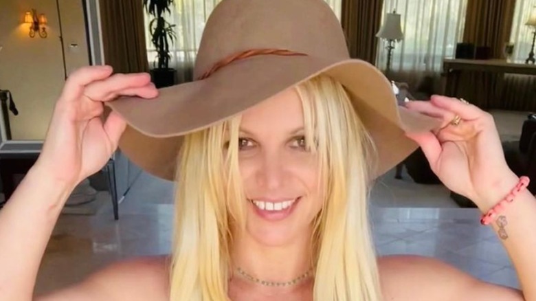 Britney Spears porte un chapeau