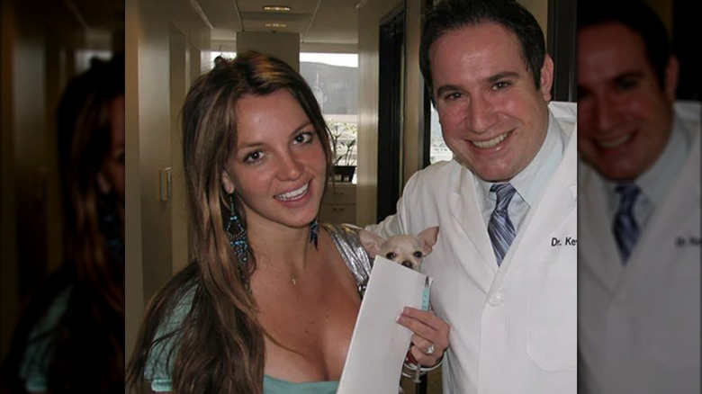 Britney Spears et le Dr Kevin Sands souriants