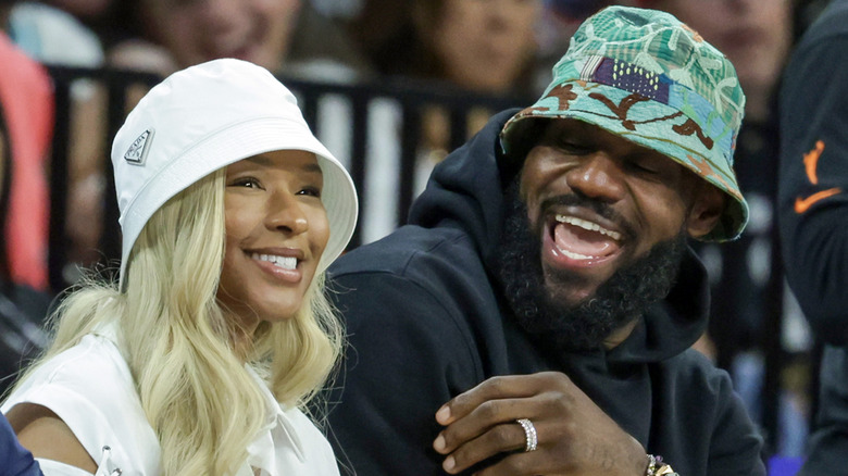 Savannah et LeBron James rient