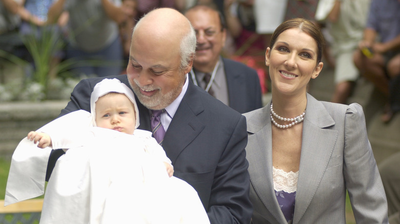 Céline Dion et René Angélil tiennent leur bébé René-Charles dans leurs bras