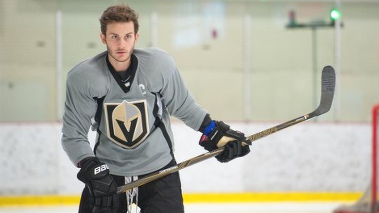 René-Charles Angélil jouant au hockey