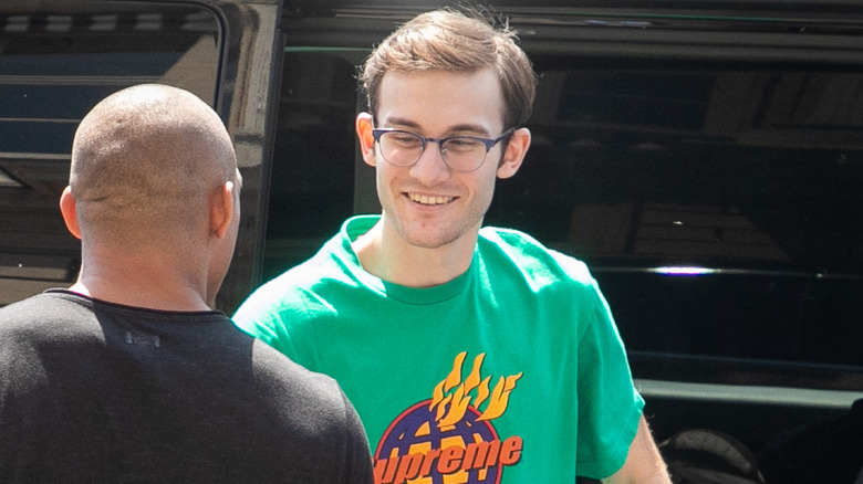 René-Charles Angelil serrant la main d'un homme et souriant