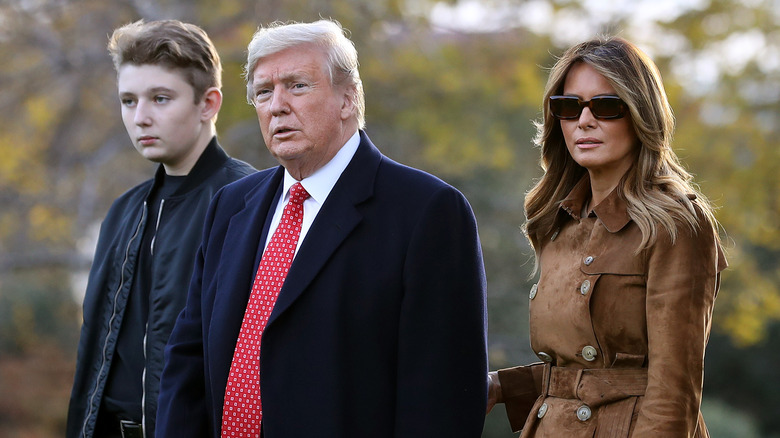 Barron, Donald et Melania Trump marchant