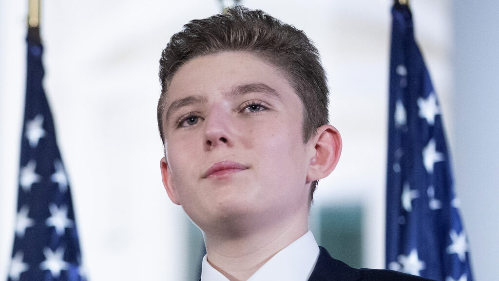 Des détails étranges sur l'expérience de Barron Trump au lycée continuent de se répandre