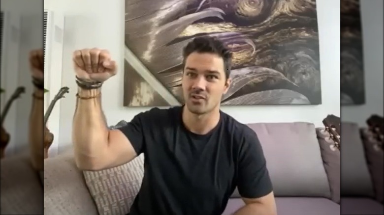 Ryan Paevey levant le poing