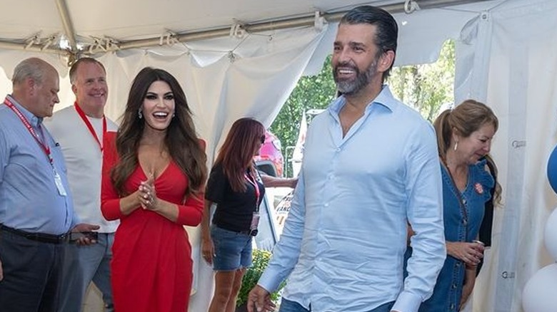 Kimberly Guilfoyle et Donald Trump Jr souriants