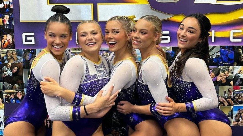 Olivia Dunne embrasse ses coéquipiers de LSU