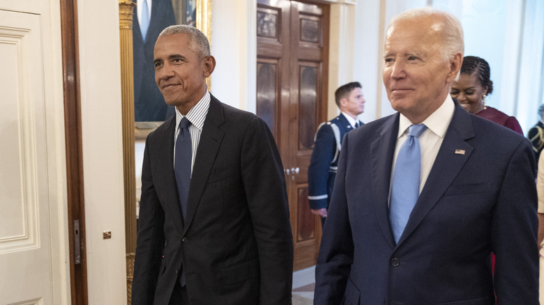 Obama et Biden marchent côte à côte