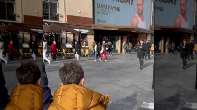 Bear Grey avec le panneau publicitaire de Liam Payne