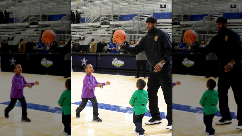 Bronny James joue avec LeBron James Sr. et Bryce James