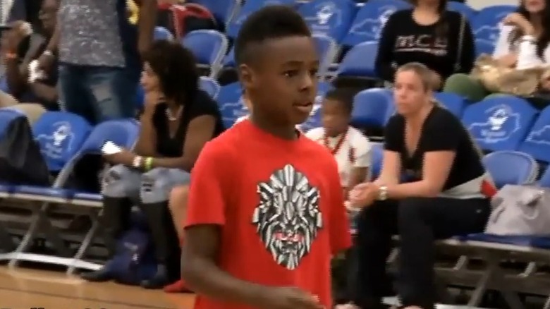 Le jeune Bronny James en t-shirt rouge