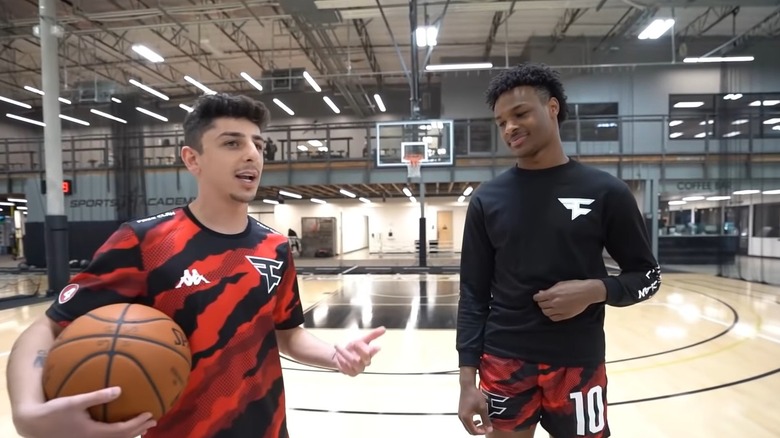 Bronny James joue avec FaZe Rug