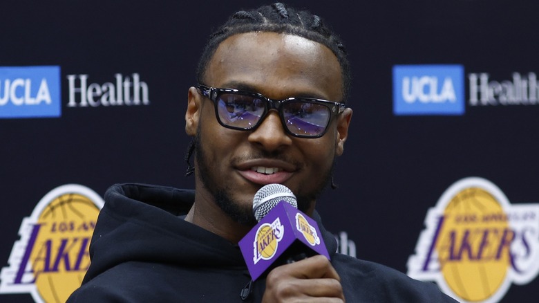 Bronny James lors d'une conférence de presse des Lakers