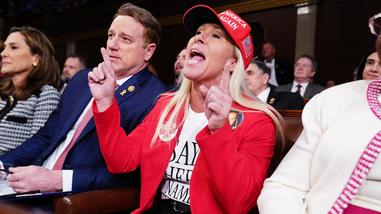 Marjorie Taylor Greene portant un chapeau rouge et un blazer