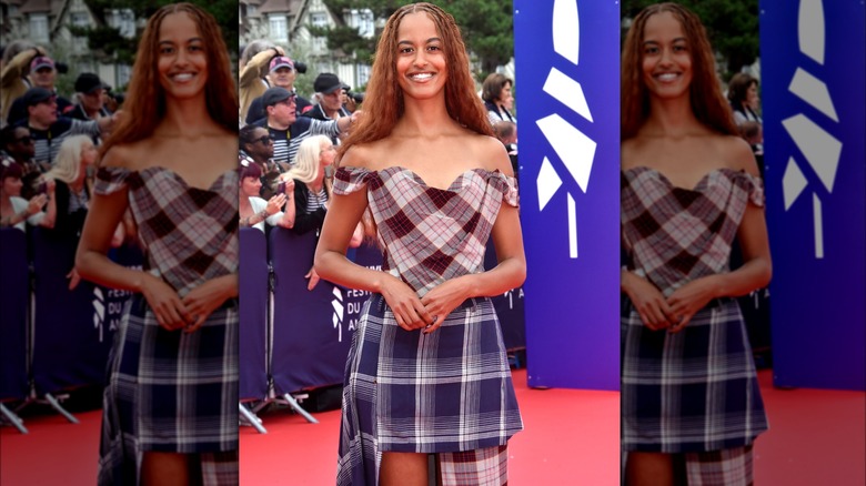 Malia Obama rouge posant en tenue à carreaux