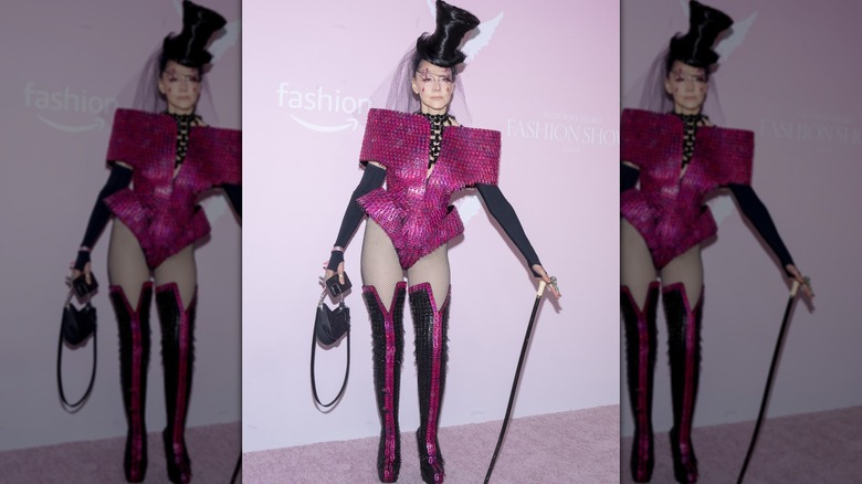 Susanne Bartsch tenant une canne