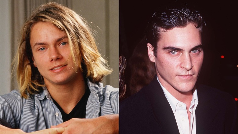 River Phoenix portant une chemise boutonnée rayée et un t-shirt noir, à gauche, et Joaquin Phoenix portant une veste noire et une chemise blanche, à droite.