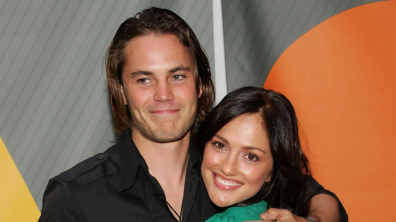 Taylor Kitsch posant avec Minka Kelly