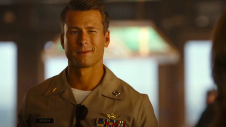 Glen Powell dans le rôle du pendu dans Top Gun : Maverick