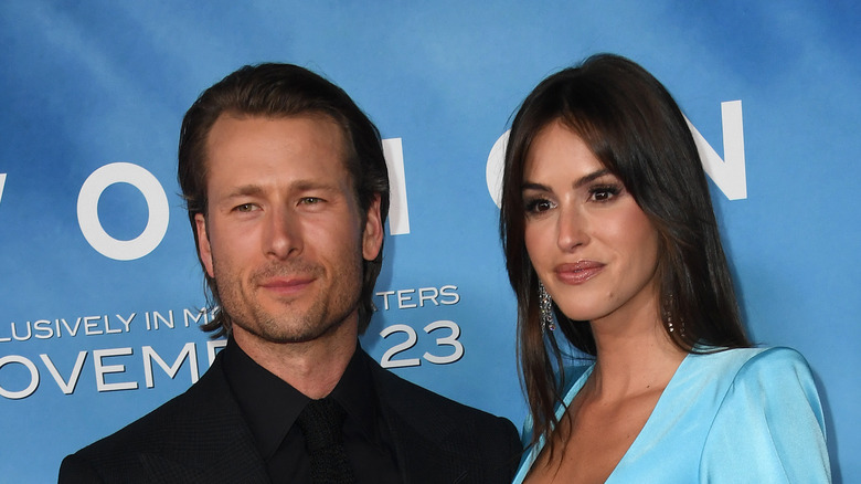 Glen Powell et Gigi Paris à l'événement Revlon