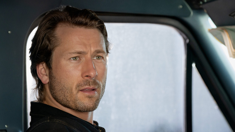 Glen Powell dans une scène de Hit Man