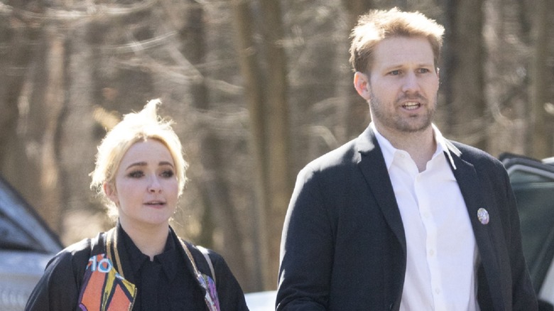 Hayden Panettiere et Brian Hickerson marchant côte à côte