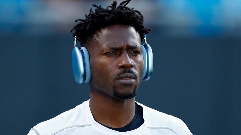 Antonio Brown s'échauffe sur le terrain