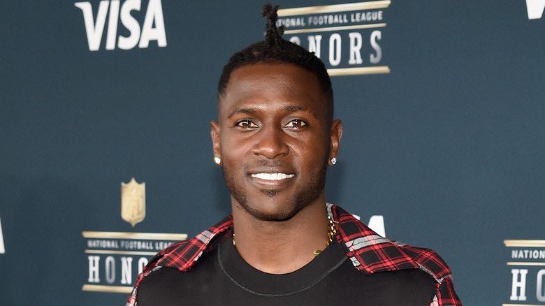 Antonio Brown posant pour les caméras