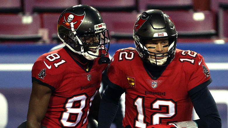 Antonio Brown et Tom Brady sur le terrain