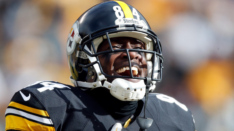 Antonio Brown fait la fête sur le terrain en uniforme des Steelers