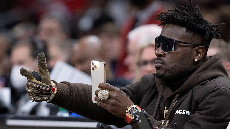 Antonio Brown prend des photos avec son téléphone lors d'un match