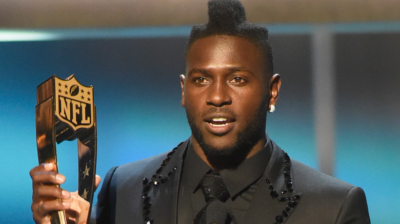 Antonio Brown sur scène acceptant le prix