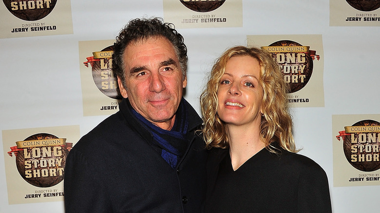 Michael Richards et Beth Skipp portent des tenues noires