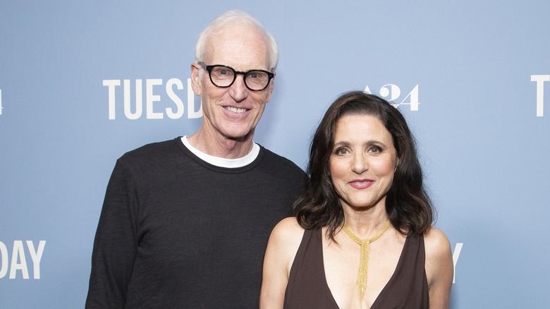 Brad Hall, Julia Louis-Dreyfus avec fond bleu clair