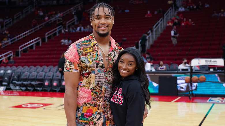 Jonathan Owens et Simone Biles sourient