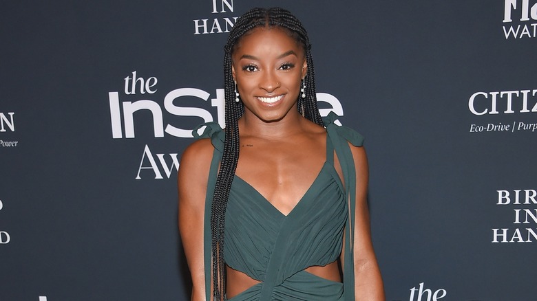 Simone Biles sur un tapis rouge