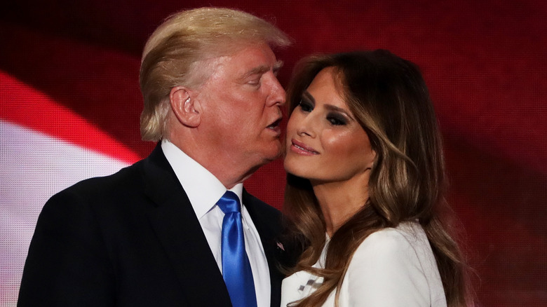 Donald Trump embrasse Melania Trump