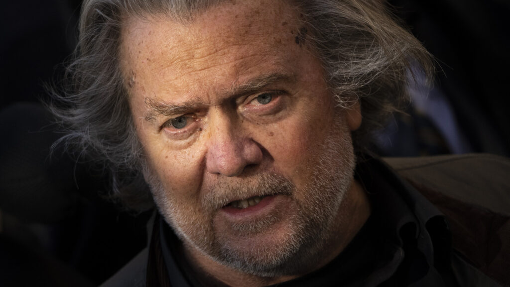 Les rapports sur la vie en prison de l'assistant de Trump, Steve Bannon, sont pires que nous l'imaginions