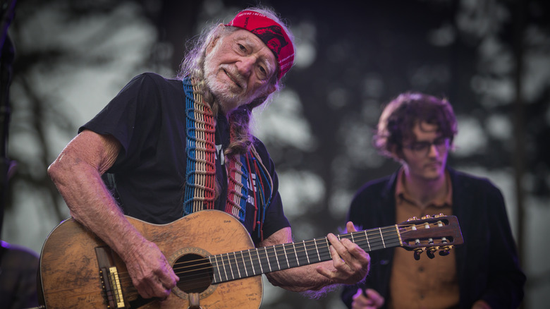 Willie Nelson joue de la guitare