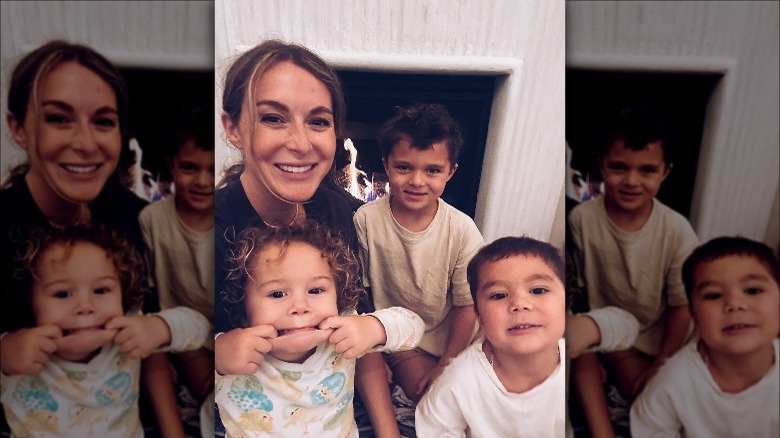 Alexa PenaVega pose avec ses enfants