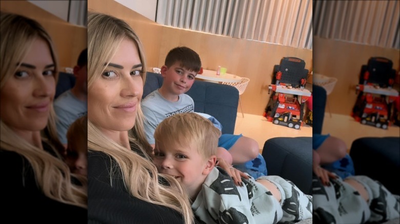 Christina Hall prend un selfie avec ses fils